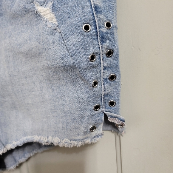 TORRID SKINNY SHORT SHORT - VINTAGE STRETCH LIGHT WASH WITH GROMMETS - Picture 4 of 8
